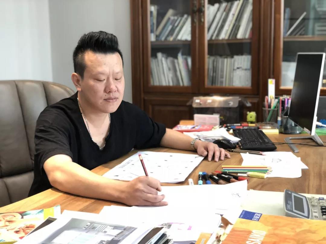 從畫筆到夢想，他的眼中綻滿了童話